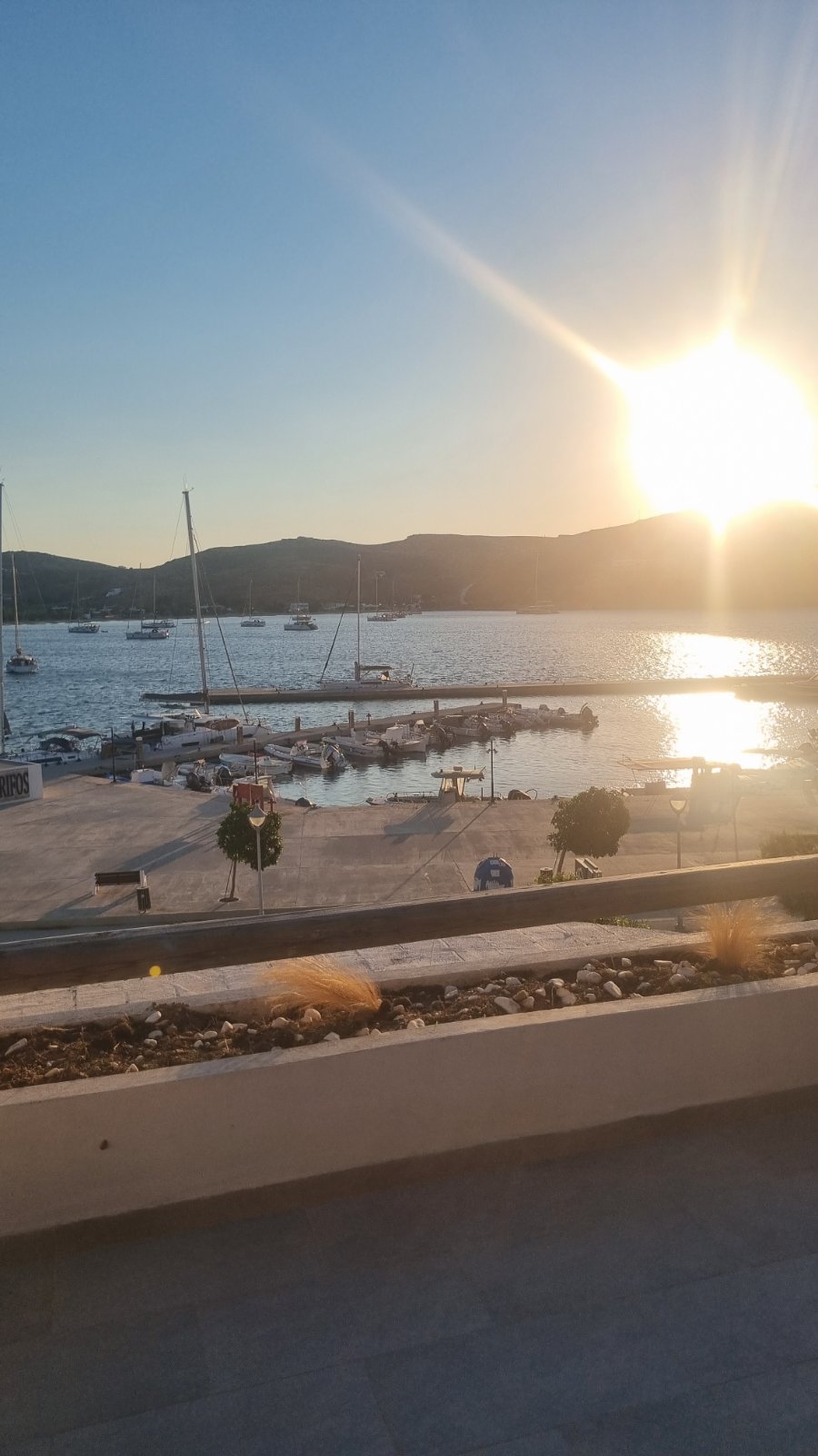 Ηλιοβασίλεμα πάνω από το λιμάνι και τα ιστιοφόρα στη Σέριφο