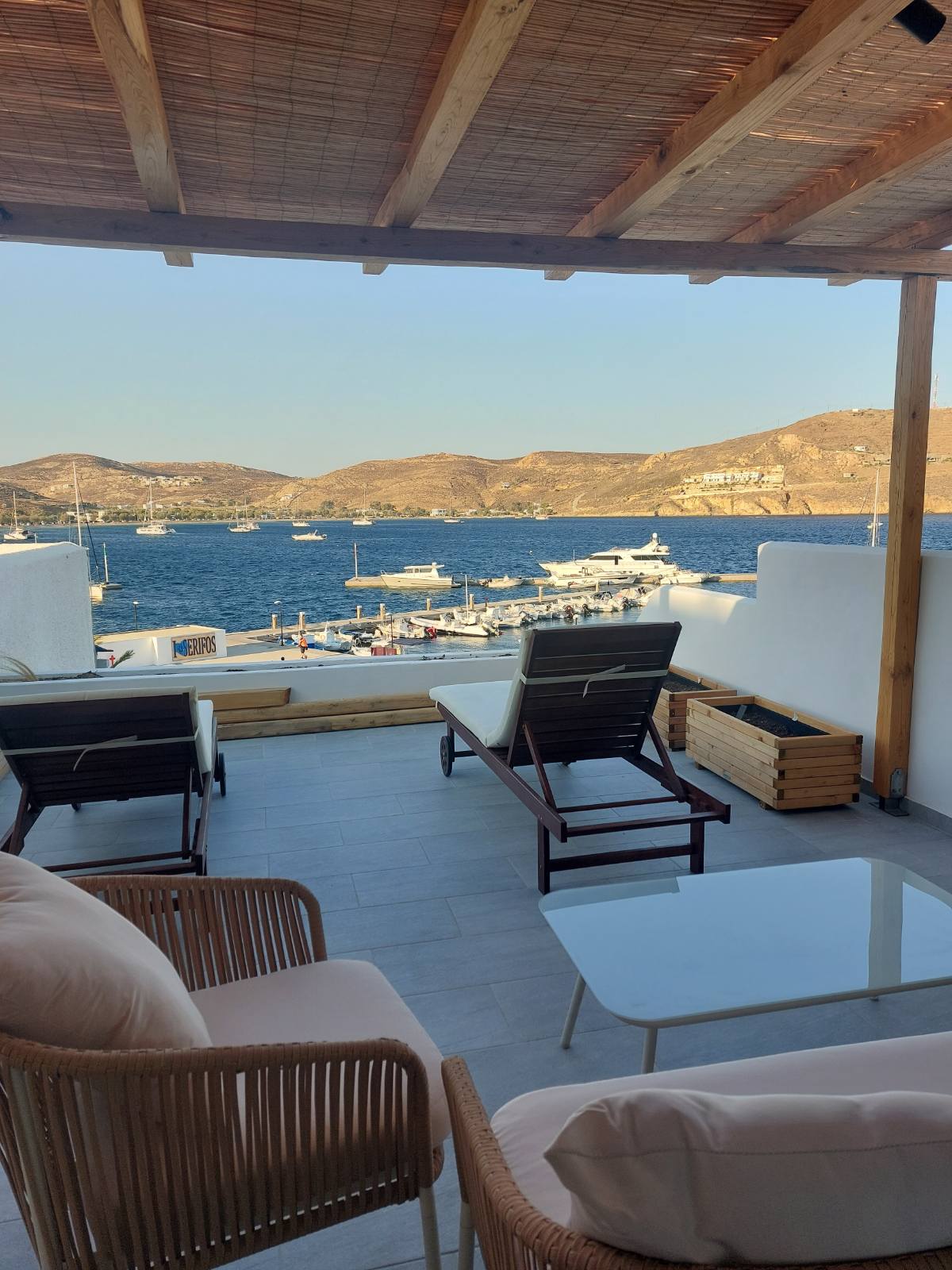 Βεράντα του Puerto Serifos με θέα στη θάλασσα