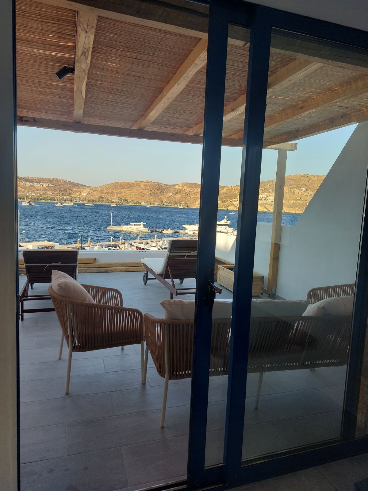 Βεράντα με θέα στο λιμάνι της Σερίφου